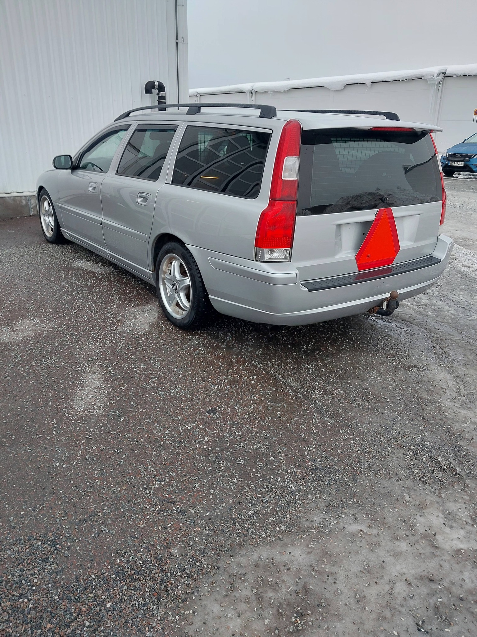 Volvo V70 D5 bak med LGF-skylt