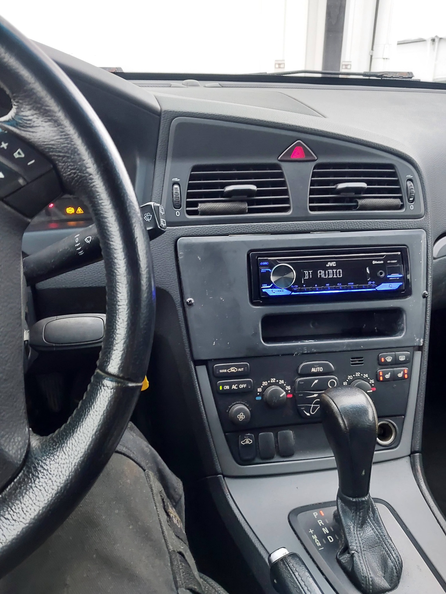 Dashboard med JVC Bluetooth-stereo